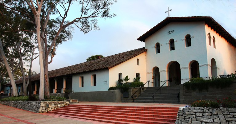 2560px Mission San Luis Obispo cropped 768x404