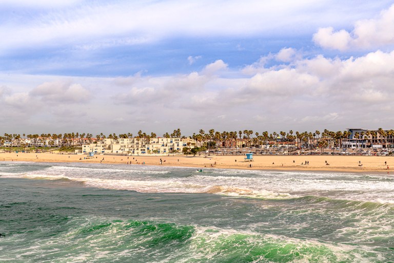 huntington beach shoreline UWKUEN4 768x512