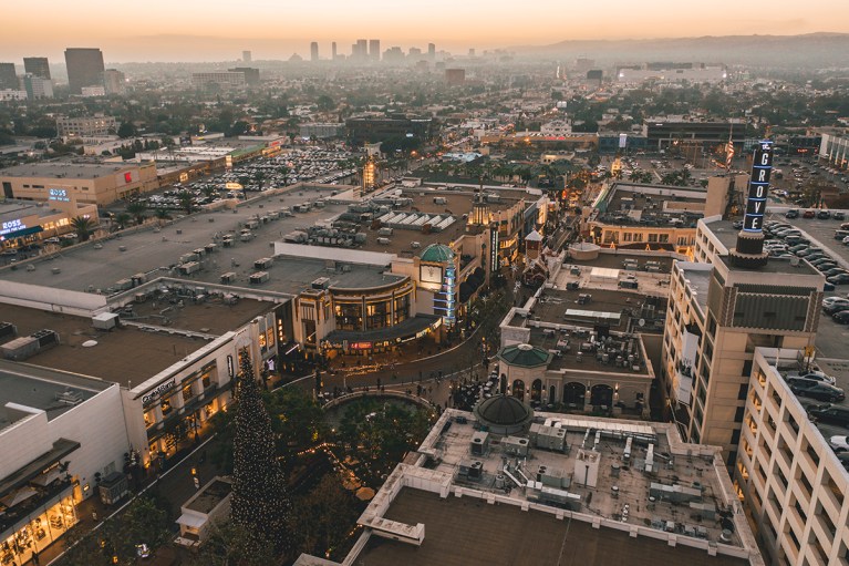 the grove shopping center in los angeles at sunset FH7SCX6 768x511